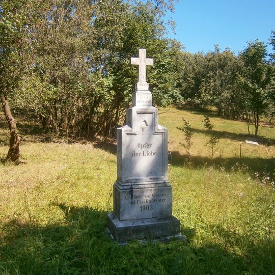 Kříž ve Stříbrnicích u kostela