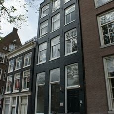 Pand met gevel onder rollagentop