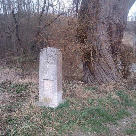 Památník u řeky pod Bukovou