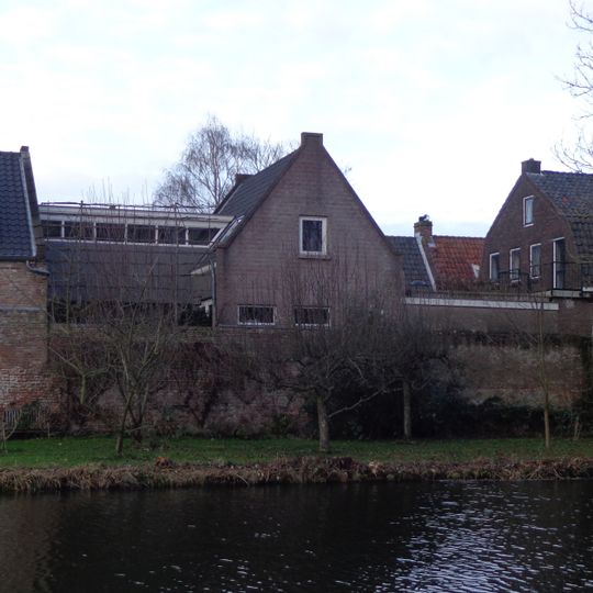 In het pand of op de grens van het erf bevindende stadsmuur