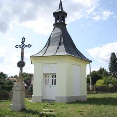 Kříž u kaple v Arneštovicích
