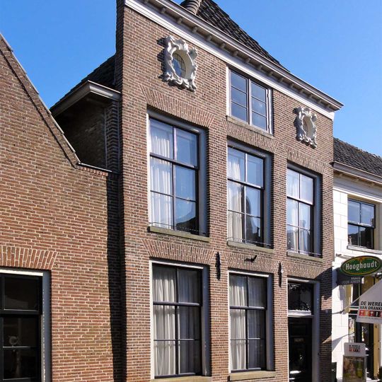 Pand met gevel met rechte kroonlijst en voor de zolderverdieping twee gebeeldhouwde oeils-de-boeuf