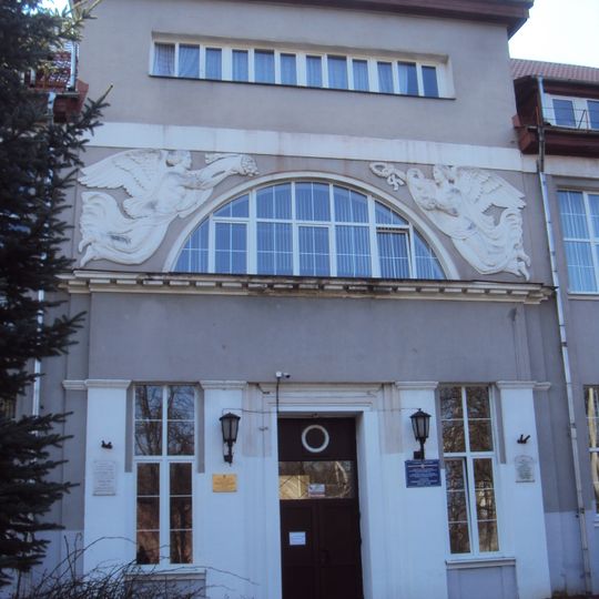 Главное здание с двумя рельефными фигурами «Гений с венком» и «Рог изобилия»