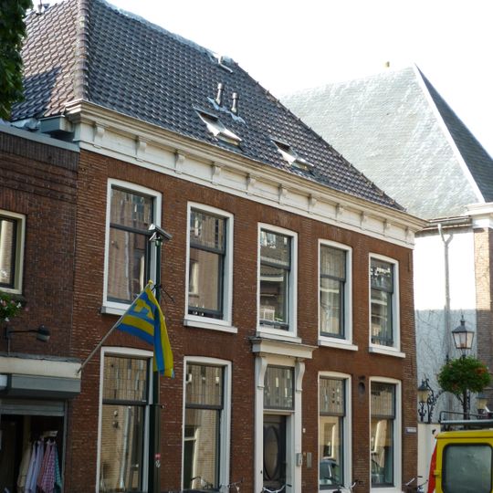 Herenhuis met hoog, dwars schilddak en lijstgevel