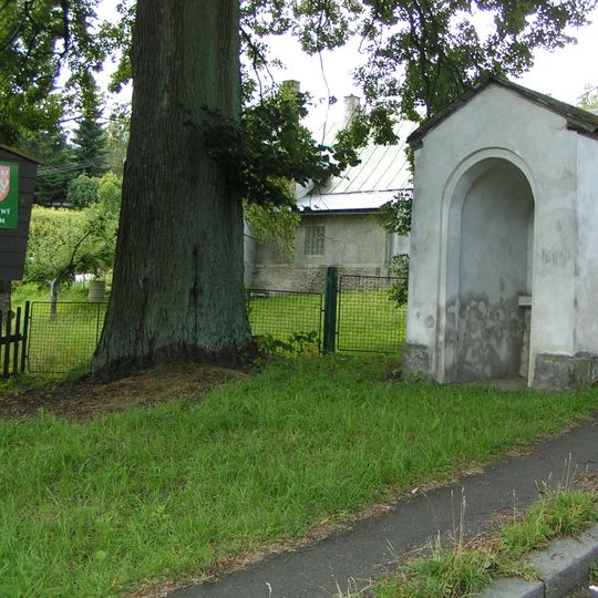 Kaplička v Nádražní ulici v Kamenickém Šenově