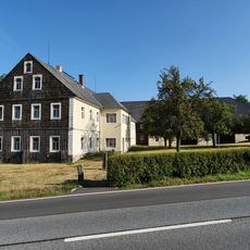 Wohnstallhaus und Scheune eines Zweiseithofes Pirnaer Landstraße 8