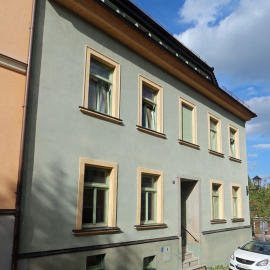 Wohnhaus in halboffener Bebauung und Ecklage Burgstraße 5
