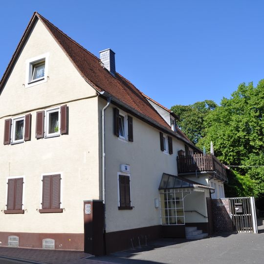 Giebelständiges, verputztes Fachwerkhaus einer ehemaligen Hofreite