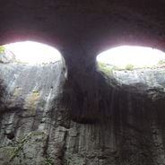 Naturalne łuki kamienne i otwory skalne