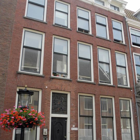 Pand met rechte lijstgevel met consoles