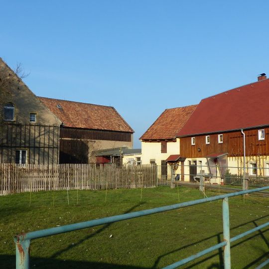 Wohnstallhaus und Scheune eines Bauernhofes Kötzschenbrodaer Straße 46