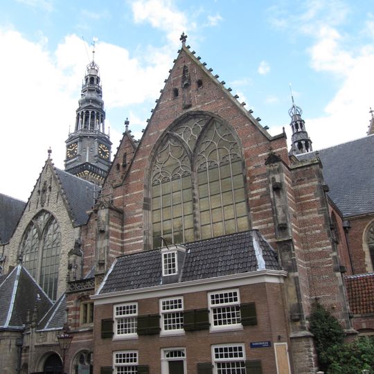 Tegen de zuidzijde van de oude kerk gebouwd dwarshuis onder schilddak