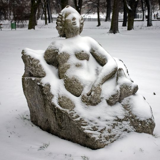 Kamenná plastika ženy v Husových sadech v Sokolově