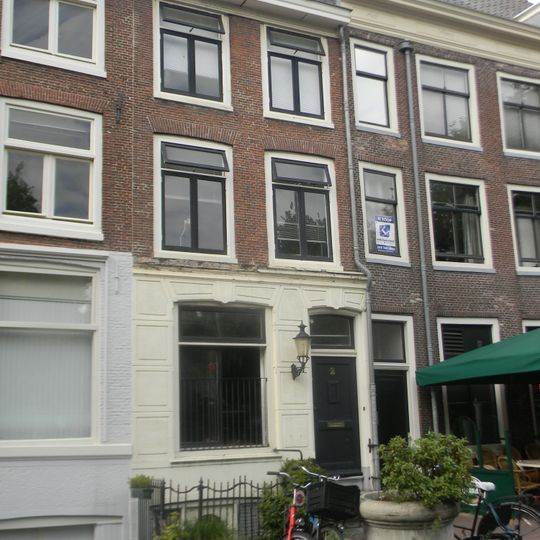 Pand met gevel onder rechte lijst waarboven dwars dak