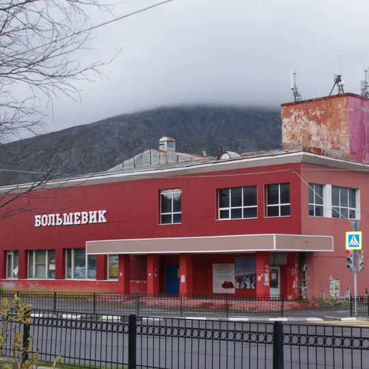 Здание первого Хибиногорского кинотеатра «Большевик», построенного в 1933 г.