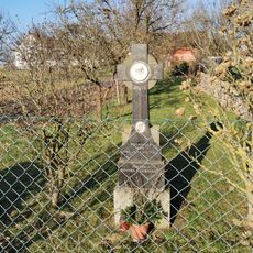 Kříž v jižní části Libína v zahradě