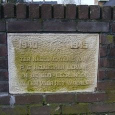 Gedenksteen van de voormalige Middelbare Handelsdagschool