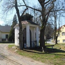 Kapliška na návsi v Horních Mokropsech