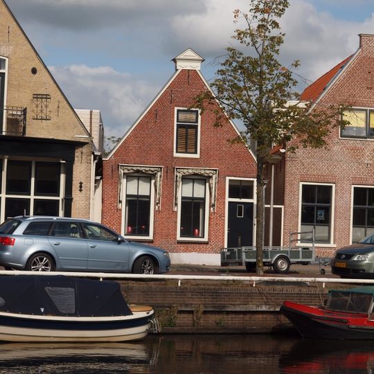 Pand met zesruitsvensters onder zadeldak tegen puntgevel met opzetstuk op de top