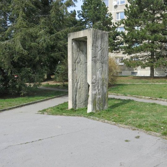 Plastika Bitva v parku v Bezové ulici v Nových Pavlovicích