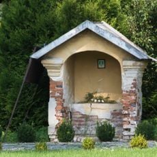 Kapliczka w ogrodzeniu III