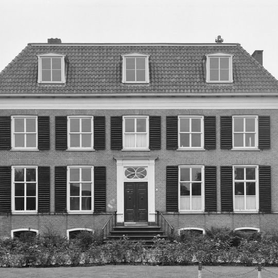 Herenhuis met verdieping en vernieuwd schilddak