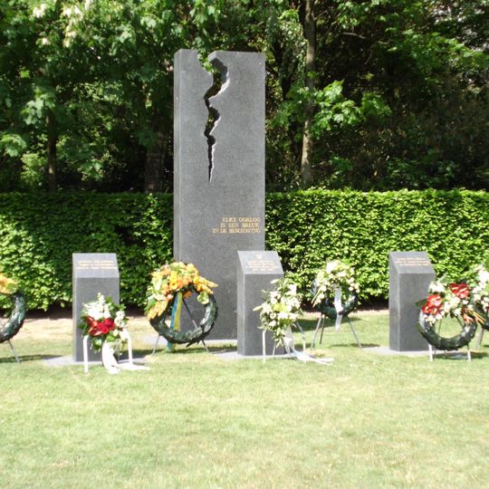 Monument bij begraafplaats ‘De Plantage’