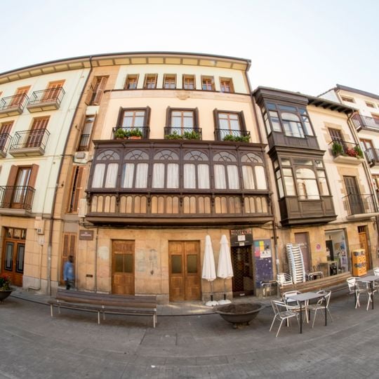 Atzeko kalea 32 etxea