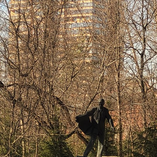 Կարո Հալաբյանի հուշարձան