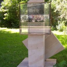Gedenkstele an Lisa und Heinrich Arnhold, die hier von 1920 bis 1936 wohnten