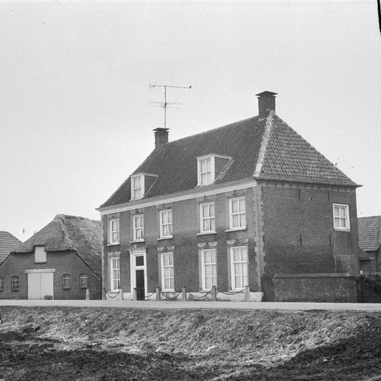 Herenhuis met verdieping en hoog schilddak, waarop hoekschoorstenen