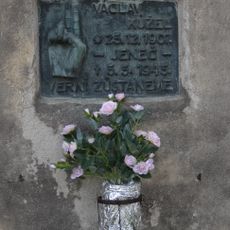 Pamětní deska Václavu Kůželovi v Jenči