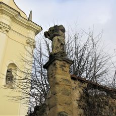 Socha svatého Jana Nepomuckého vpravo u schodů ke kostelu v Horkách nad Jizerou