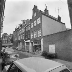 Pand, wegens de zandstenen afdekkingen van de klokvormige top