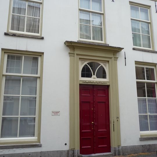 Pand met gepleisterde gevel met rechte getande kroonlijst