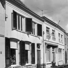 Pand met schilddak en eenvoudige, gepleisterde lijstgevel