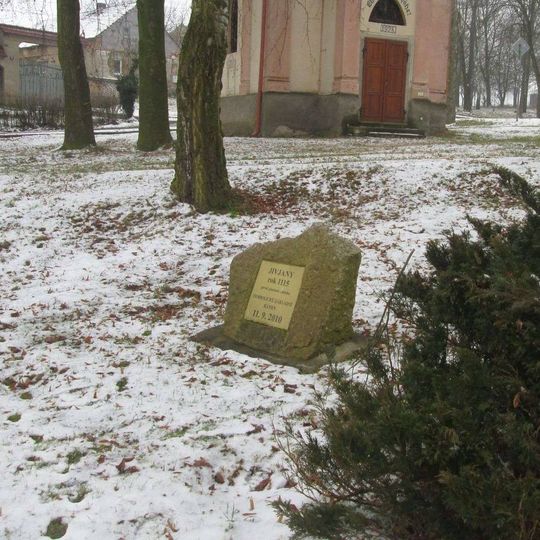 Památník na návsi v Jivjanech