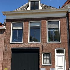 Pand met eenvoudige rechtafgesloten gevel en schoorsteen boven voorste dakschild