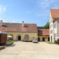 Hrad Modrý Kameň, nádvorie hradné