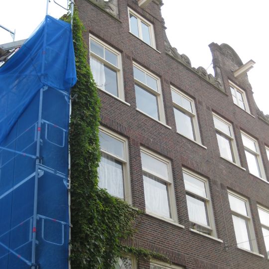 Huis, vanwege de zandstenen onderdelen van de gevelhals