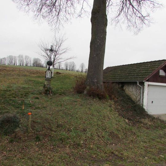 Kříž na jižním okraji Chválova u čp.7