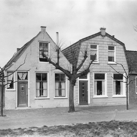Huis met geverfde tuitgevel