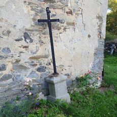 Kříž u kostela svatého Bartoloměje v Přílezech