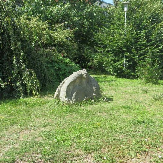 Kamenná plastika draka u školy v Železnické ulici v Jičíně