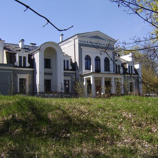 Zespół pałacowy w Pluskowęsach