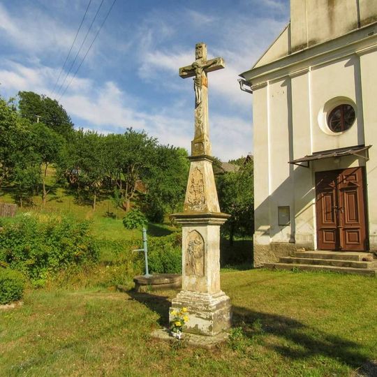 Kříž ve Strupšíně u kostela