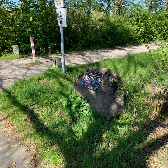 Gedenktafel für junge Frauen, dienstverpflichtete Flakhelferinnen