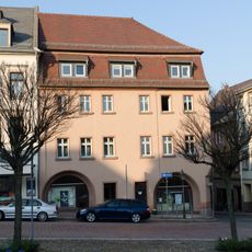 Wohnhaus mit Läden in Ecklage und geschlossener Bebauung Markt 13