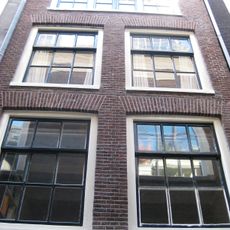 Pand met gevel onder armelijke rechte beëindiging doch voorzien van een zeer fraai gesneden empire puitje