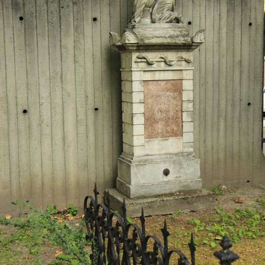 Ondrejský cintorín, náhrobok so sochou a mrežou